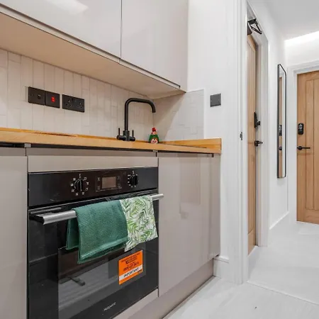 아파트 With Workspace Shared Kitchen Near Park