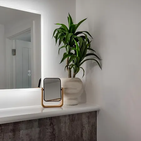 Luxury Escape - Brand New Stylish 2 Bedroom With Parking *