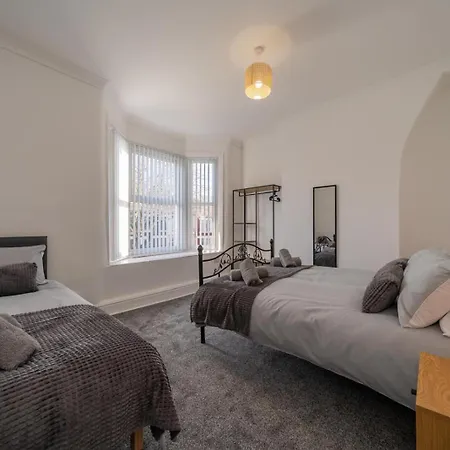 Stylish 3-bed Near Lfc & Efc Stadiums Holiday home