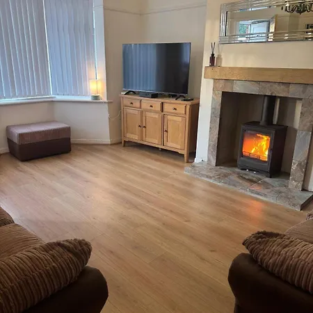 Holiday home Knotty Ash - 3 Beds - Sleeps 6 - On-site Parking Liverpool