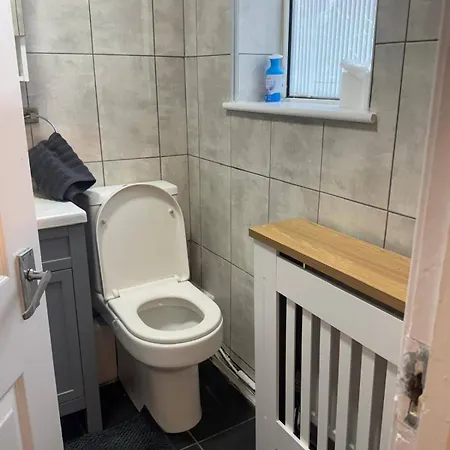 Knotty Ash - 3 Beds - Sleeps 6 - On-site Parking Liverpool