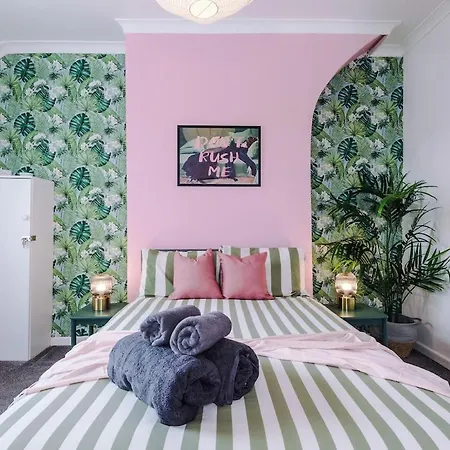 Hébergement de vacances Anfield Townhouse Sleeps 12 7min Walk To Stadium