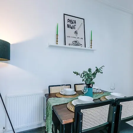 Anfield Townhouse Sleeps 12 7min Walk To Stadium Hébergement de vacances