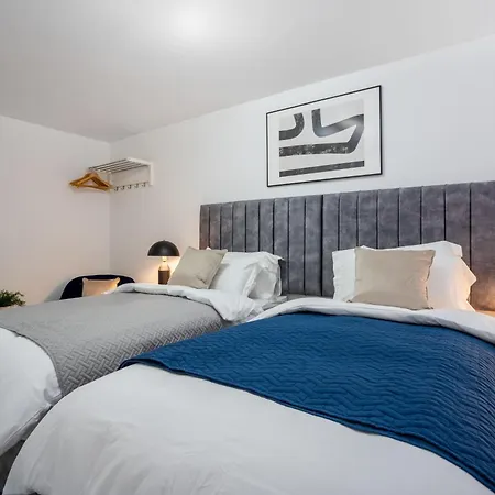 Freshly Renovated 4-bed 3 Floors Free Parking Hébergement de vacances