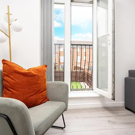 Freshly Renovated 4-bed 3 Floors Free Parking *