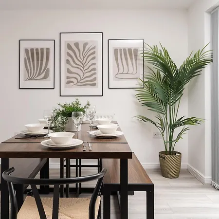 Freshly Renovated 4-bed 3 Floors Free Parking