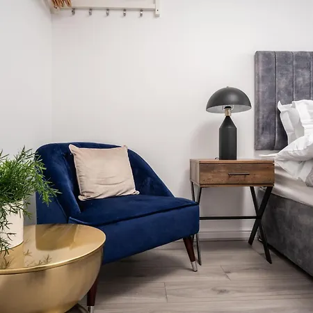 Freshly Renovated 4-bed 3 Floors Free Parking *