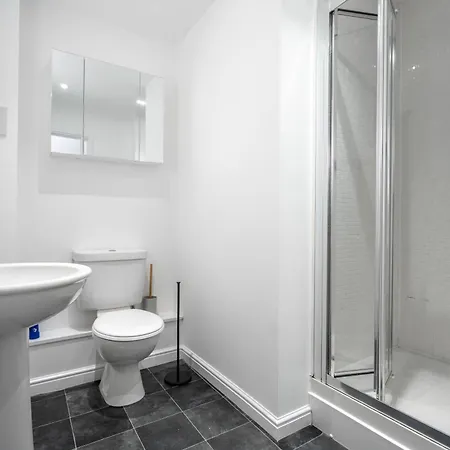 Freshly Renovated 4-bed 3 Floors Free Parking Hébergement de vacances Liverpool