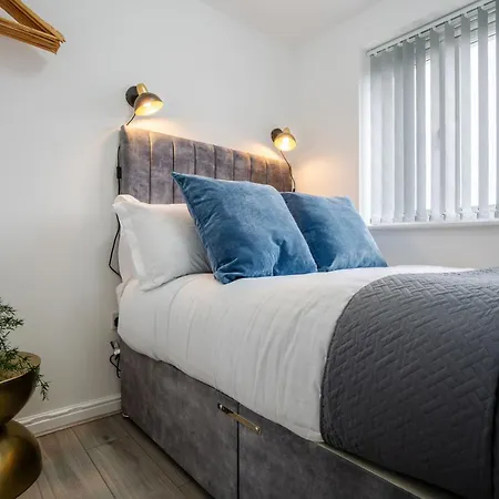 Freshly Renovated 4-bed 3 Floors Free Parking * Liverpool