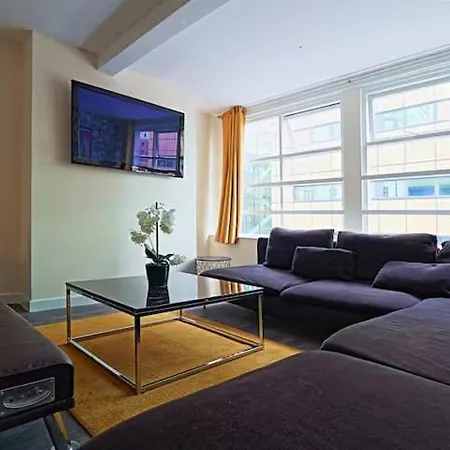 Moorfields Centre Sleeps 10 *