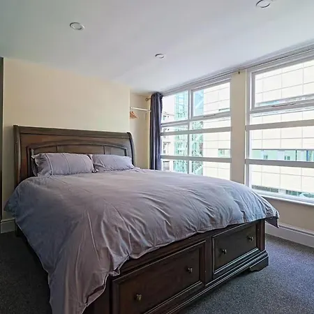 Moorfields Centre Sleeps 10 Apartment