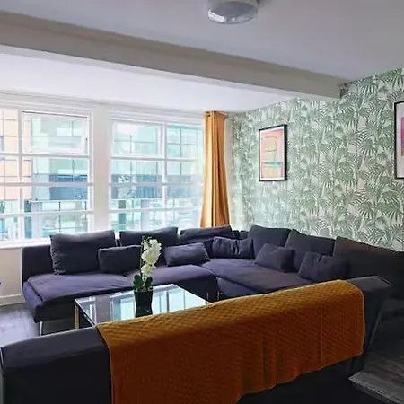 Moorfields Centre Sleeps 10 *