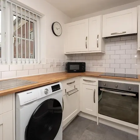 3 Bedroom Flat W Parking * Liverpool