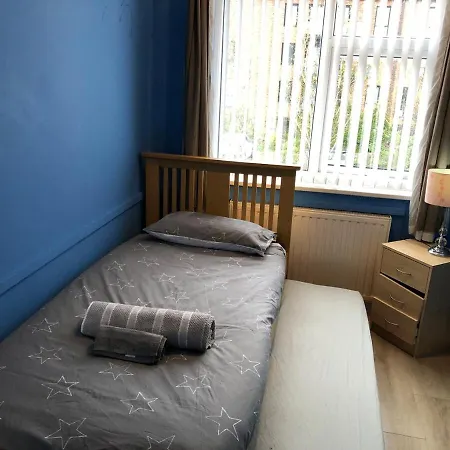 Holiday home Cozy Little House 3 Minutes From Brunswick Train Liverpool