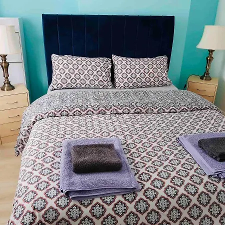 Cozy Little House 3 Minutes From Brunswick Train Holiday home *