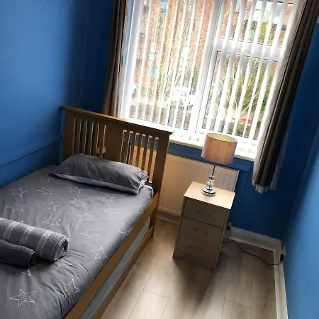 Cozy Little House 3 Minutes From Brunswick Train Holiday home *