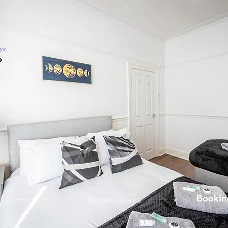 Holiday home Last-minute Grabs L Premium Offers L 4bdr House By Finesse Short Lets & Serviced With Free Wifi *