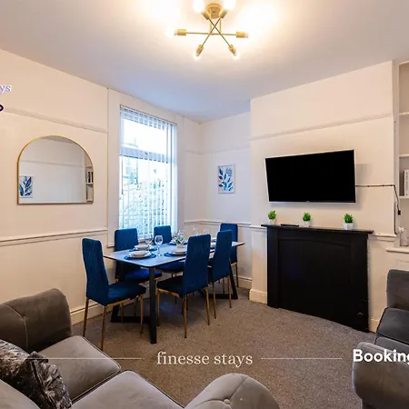 Last-minute Grabs L Premium Offers L 4bdr House By Finesse Short Lets & Serviced With Free Wifi Holiday home Liverpool