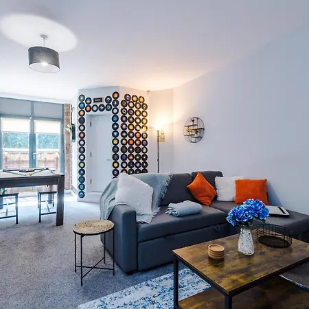 Pool Table, Stunning 2 Bed Flat, *