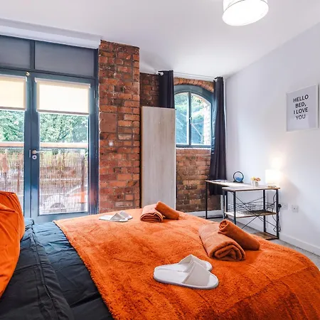Pool Table, Stunning 2 Bed Flat, Liverpool