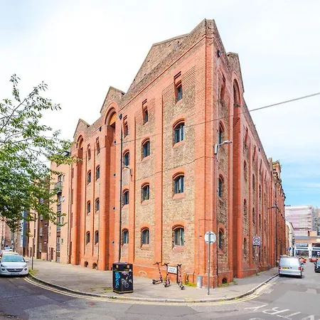 Pool Table, Stunning 2 Bed Flat, Liverpool