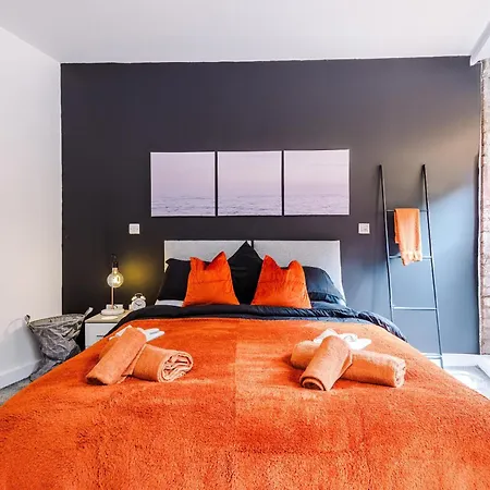 Pool Table, Stunning 2 Bed Flat, * Liverpool