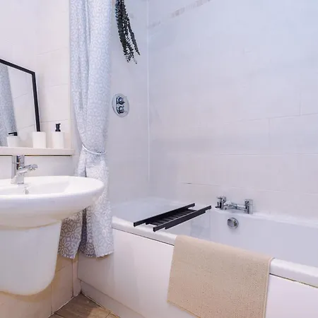Pool Table, Stunning 2 Bed Flat, * Liverpool