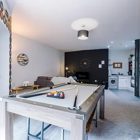 Pool Table, Stunning 2 Bed Flat, * Liverpool