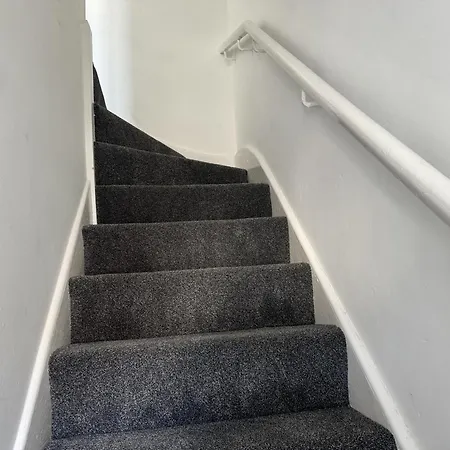 Knotty Ash - 3 Beds - Sleeps 6 - On-site Parking Holiday home Liverpool