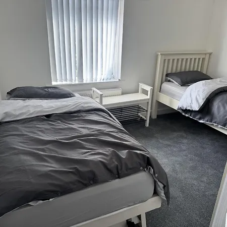 Knotty Ash - 3 Beds - Sleeps 6 - On-site Parking