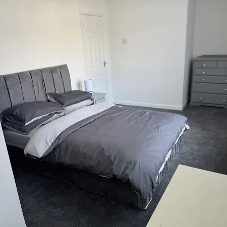 Holiday home Knotty Ash - 3 Beds - Sleeps 6 - On-site Parking Liverpool