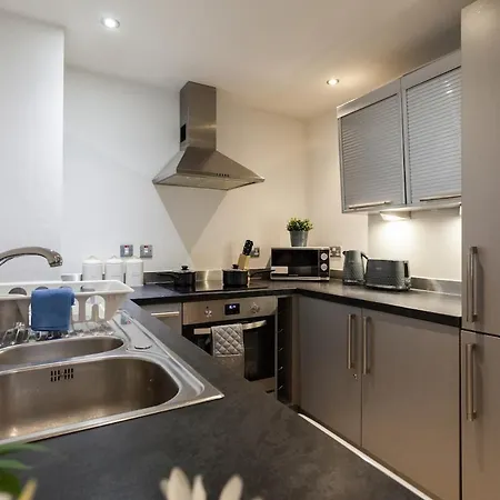 Centre Stay, 2 Bed 2 Bath, Sleeps Up To 7, Netflix *