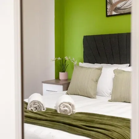 Centre Stay, 2 Bed 2 Bath, Sleeps Up To 7, Netflix