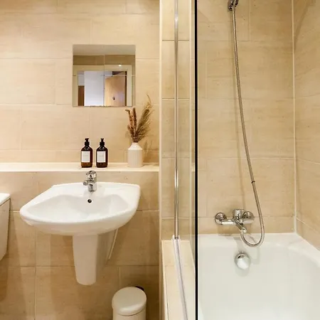 Centre Stay, 2 Bed 2 Bath, Sleeps Up To 7, Netflix Apartment *