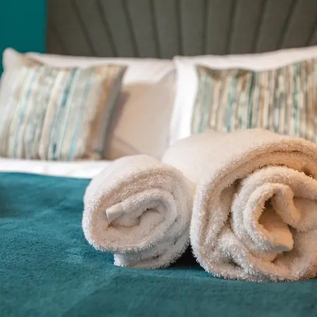 Apartment Stay, 2 Bed 2 Bath, Sleeps Up To 7, Netflix