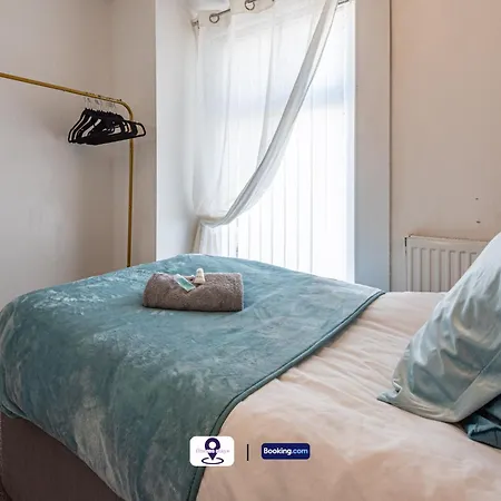 Last-minute Grabs L Premium Offers L 4bdr House By Finesse Short Lets & Serviced With Free Wifi Holiday home