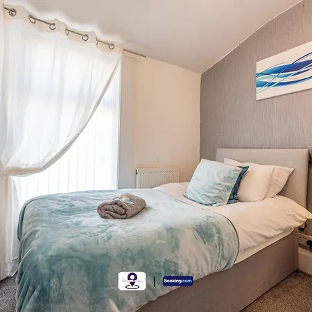 Last-minute Grabs L Premium Offers L 4bdr House By Finesse Short Lets & Serviced With Free Wifi Holiday home Liverpool