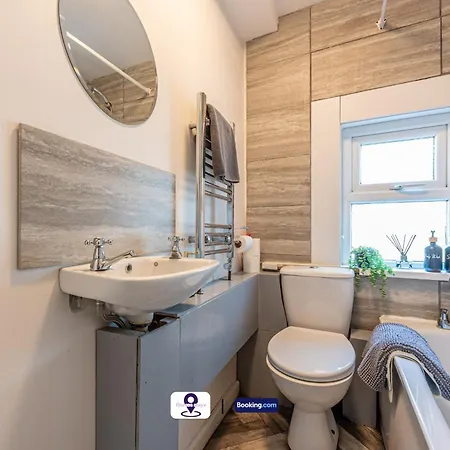 Holiday home Last-minute Grabs L Premium Offers L 4bdr House By Finesse Short Lets & Serviced With Free Wifi Liverpool