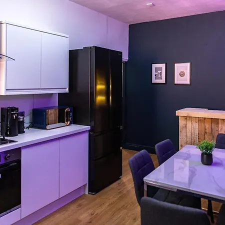 Holiday home The Rockfield By Serene Stylish 6br Near Anfield With Bar Parking Virgin Media And Fast Wifi
