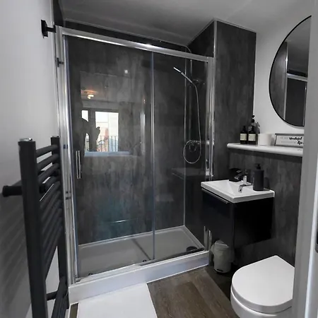 Center Penthouse Apartment *