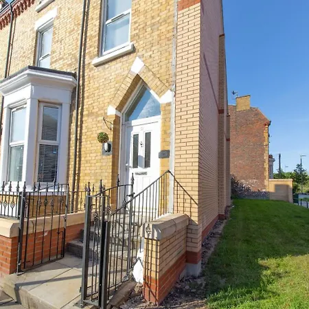 The Rockfield By Serene Stylish 6br Near Anfield With Bar Parking Virgin Media And Fast Wifi