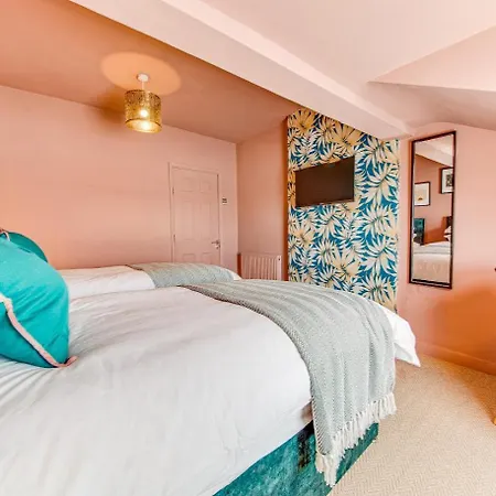 The Rockfield By Serene Stylish 6br Near Anfield With Bar Parking Virgin Media And Fast Wifi Holiday home