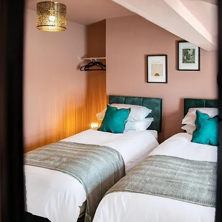 The Rockfield By Serene Stylish 6br Near Anfield With Bar Parking Virgin Media And Fast Wifi Holiday home Liverpool