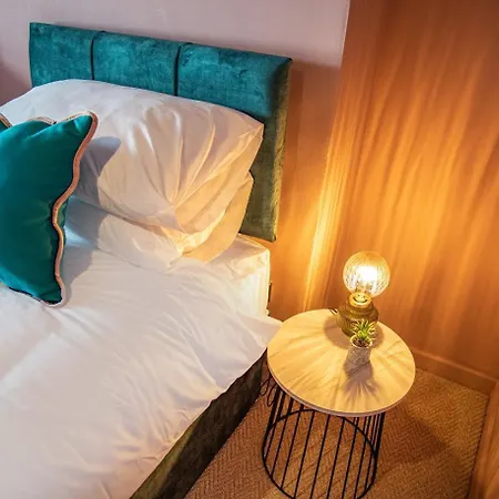 Holiday home The Rockfield By Serene Stylish 6br Near Anfield With Bar Parking Virgin Media And Fast Wifi *