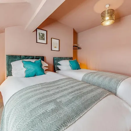 The Rockfield By Serene Stylish 6br Near Anfield With Bar Parking Virgin Media And Fast Wifi Holiday home *