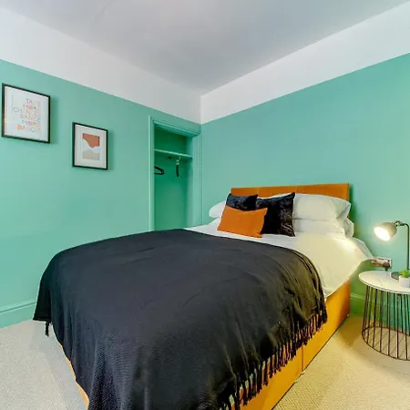The Rockfield By Serene Stylish 6br Near Anfield With Bar Parking Virgin Media And Fast Wifi Holiday home *