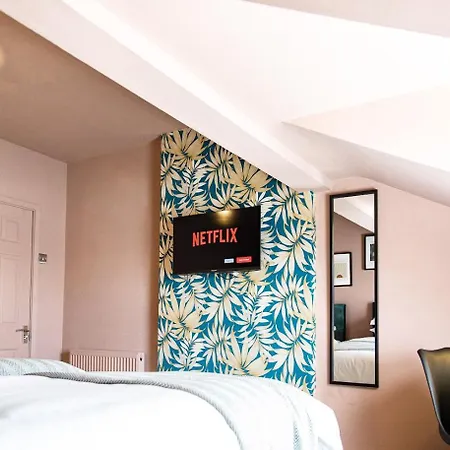 Holiday home The Rockfield By Serene Stylish 6br Near Anfield With Bar Parking Virgin Media And Fast Wifi