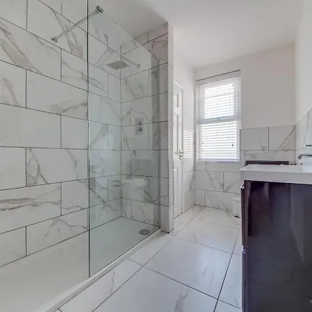 The Rockfield By Serene Stylish 6br Near Anfield With Bar Parking Virgin Media And Fast Wifi Holiday home *