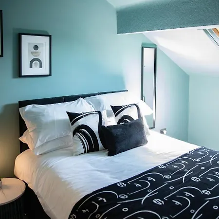 The Rockfield By Serene Stylish 6br Near Anfield With Bar Parking Virgin Media And Fast Wifi Holiday home Liverpool