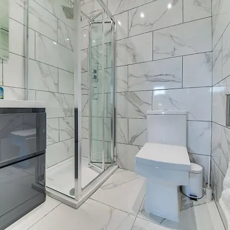 The Rockfield By Serene Stylish 6br Near Anfield With Bar Parking Virgin Media And Fast Wifi Holiday home *